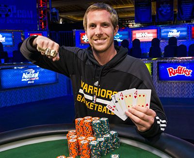 Il vincitore in una foto dal sito ufficiale delle WSOP