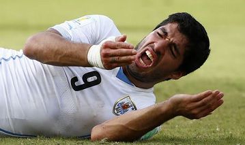 Suarez ‘il cannibale’ rischia già il licenziamento dalla room 888