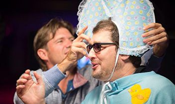 Phil Hellmuth diventa ‘Poker Brat Baby’, bambino per una sera!