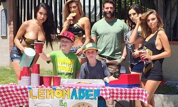 Dan Bilzerian ora vende limonata in strada? Sì, ma a modo suo…