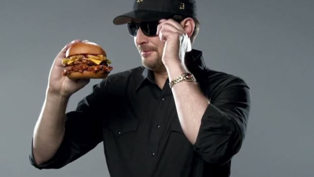 Phil Hellmuth con il panino in una immagine dello spot