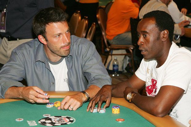 Ban Affleck e Don Cheadle al tavolo di poker