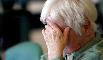 “Il poker attenua i danni del morbo di Alzheimer”, lo dice uno studio sulla malattia