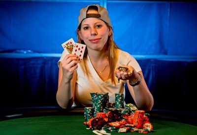 La Harwood con il braccialetto WSOP