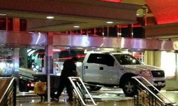 Las Vegas: pazzo sfonda l’entrata dello Stratosphere con il suo pick-up