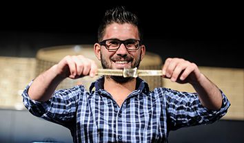 Suriano con il suo braccialetto WSOP
