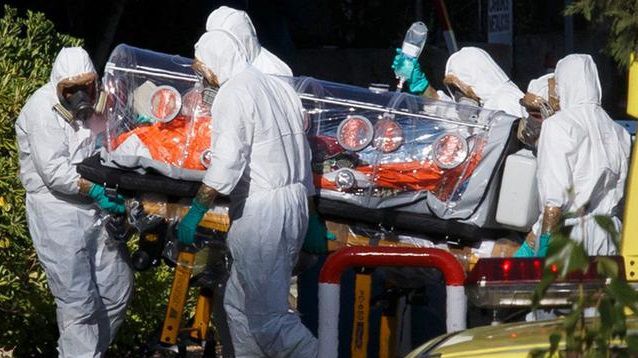 Un malato di ebola trasportato da infermieri