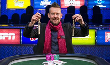 George Danzer ci riprova, obiettivo terzo braccialetto del 2014. Il tedesco è al final table nel Dealers Choice!