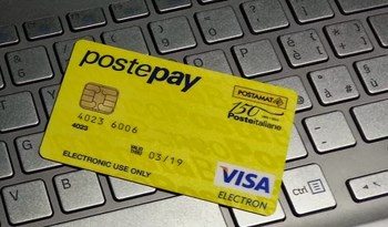 Usavano il poker online per riciclare denaro rubato dalle PostePay