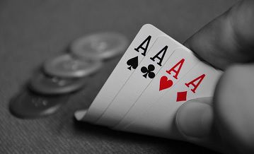 Come servire un poker d’assi? Ecco il video che svela il trucco
