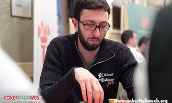 Il pro del team Sisal Poker in azione durante un live