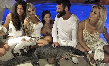 Poker e Gossip: Dan Bilzerian tra alligatori, sirenette e videogiochi