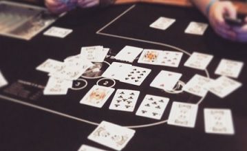 Studenti inglesi inventano un nuovo gioco a metà tra il Texas Hold’em e il poker cinese