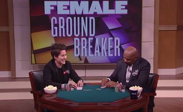 Vanessa Selbst dà lezioni di poker in TV ma viene battuta da Steve Harvey
