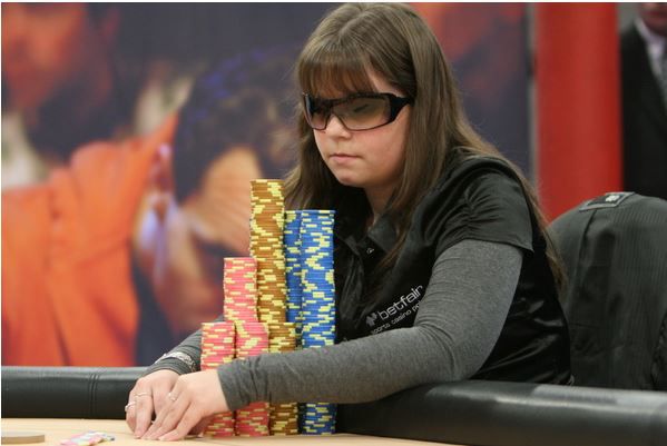 Annette con una montagna di chips all'EPT Dublino 2007
