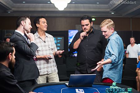 I tre durante il deal (Foto blog PokerStars)