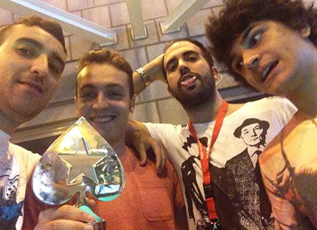 Roberto mentre festeggia con gli amici