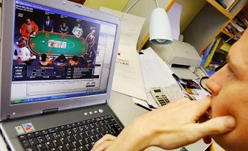 Poker e cronaca: player romano si finge donna in chat per ricattare una 40enne torinese