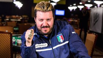 Max Pescatori con il suo tezo braccialetto WSOP