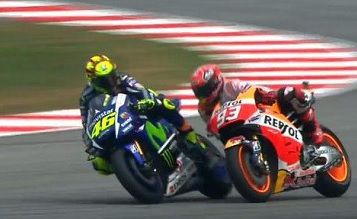 Pokeristi social: il caso del giorno è lo scontro tra Rossi e Marquez