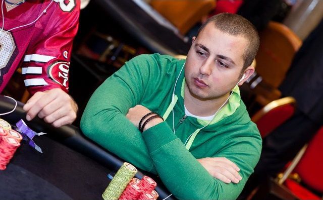 Raffaele al tavolo durante un evento di poker live