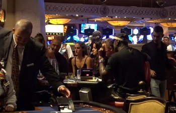 Michael Jordan pizzicato a giocare a poker alle Bahamas assieme a Derek Jeter e la bella Hannah Davis