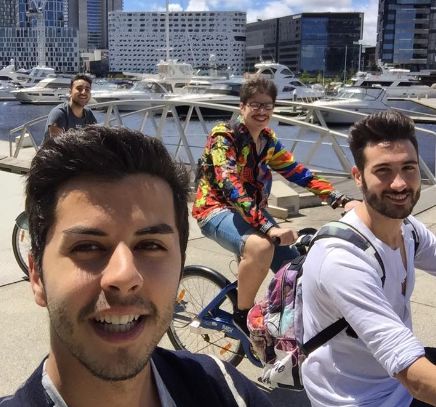 cesarino con gli altri italiani in giro per Melbourne