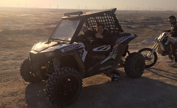Mustapha Kanit e Salman Behbehani sfrecciano nel deserto in Dunne Buggy