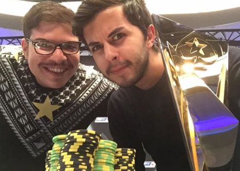Musta festeggia il trofeo con Walter Treccarichi 