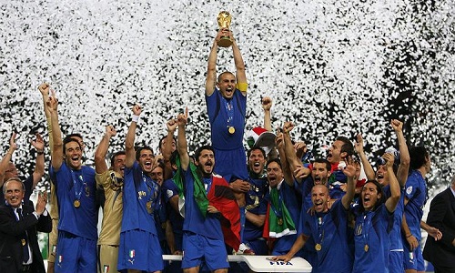 Cannavaro alza la coppa