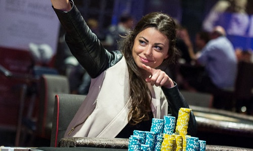 Samantha Abernathy lancia sfida ad amico: “Se raggiungi un tavolo finale alle Wsop mi travesto da Hot Dog”