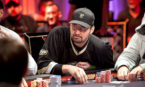 Phil Hellmuth si mette a nudo, rivela i suoi punti forti e deboli: “Conosci te stesso”