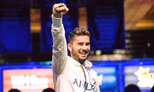 Davide Suriano si carica ripensando all’estate del 2014 e a quel primo e unico braccialetto Wsop vinto in carriera