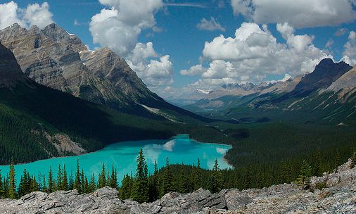 Poker e Risate: pallottole e poker in Wyoming, mentre in Canada si gioca con vista lago