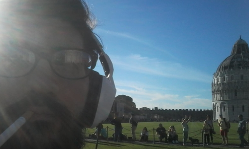 Antonio Catanese e sullo sfondo Piazza dei Miracoli, Pisa