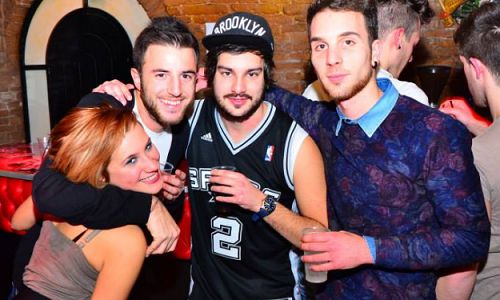 Andrea con alcuni amici in un momento di relax