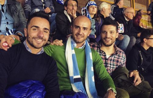 Peppe (a destra) con alcuni amici