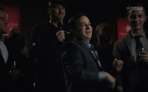 Phil Hellmuth appare in un'altra scena e da attore principiante qual è sembra guardare in camera
