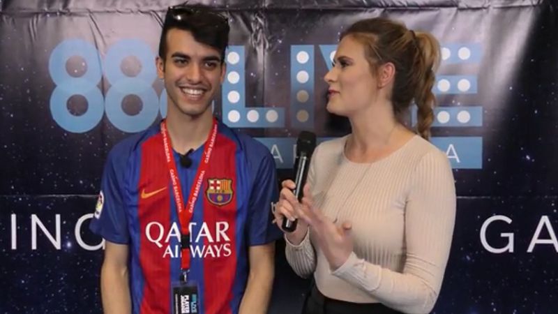 Andrea durante un'intervista