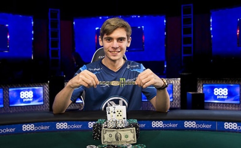 Fedor Holz con il braccialetto vinto alle WSOP