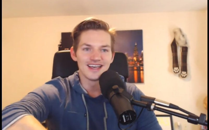 Joey Ingram durante un podcast