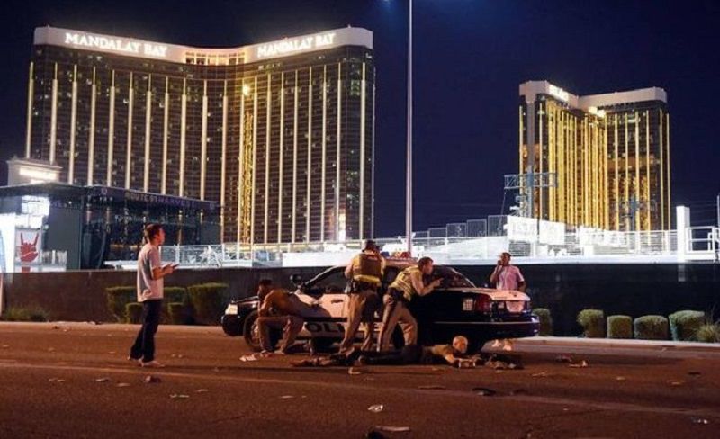 Las Vegas, spari dal Mandalay Bay durante il festival country. Almeno 50 i morti e 200 i feriti…