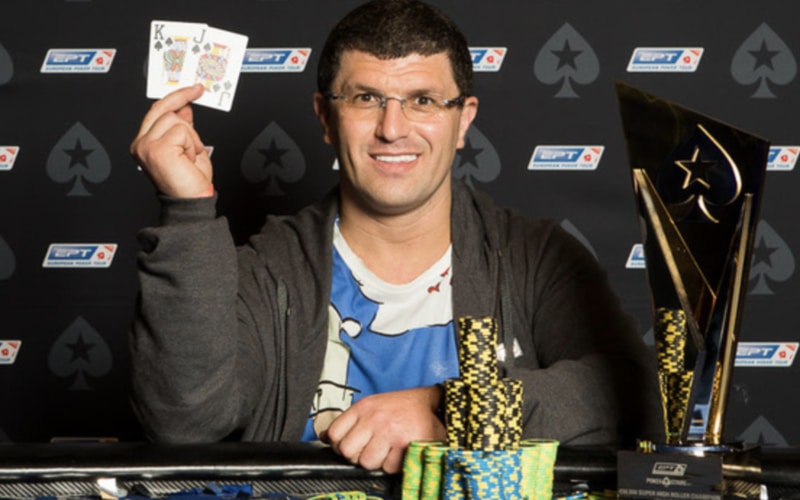 Leon Tsoukernik con la Picca EPT vinta a Praga nel 2016