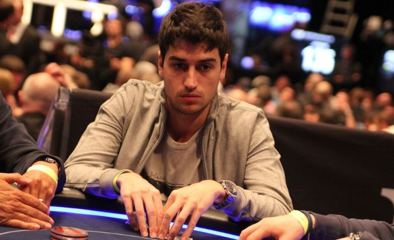 Luca al tavolo live durante un torneo