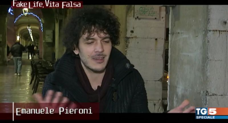 Emanuele 'FReEeeeEeZeR' Pieroni durante lo special 'Fake Life, quando cadi nella rete' 