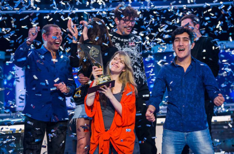 Musta durante i festeggiamenti per la vittoria nel Main Event di Maria Lampropulos