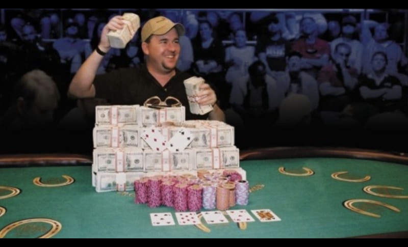 Chris Moneymaker con il bottino vinto al Main delle WSOP 2003