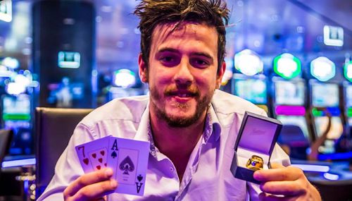 Superprimex con l'anello vinto nel 2016 (Foto CPT)