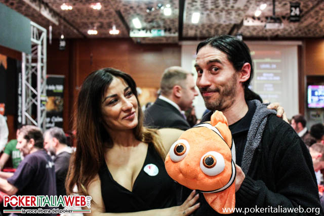 Romina D'Agostino consegna Nemo al Bubble Man Alberto Malosso