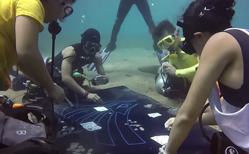 Sub esperti scoprono partita di poker subacquea nelle acque del Golfo di Aqaba, Mar Rosso (VIDEO)